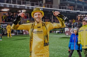 KLAR FOR KIL: Vegard Leikvoll Moberg, som her feirer seriegull med Bodø/Glimt, er klar for KIL. Foto: Kent Even Grunstad.