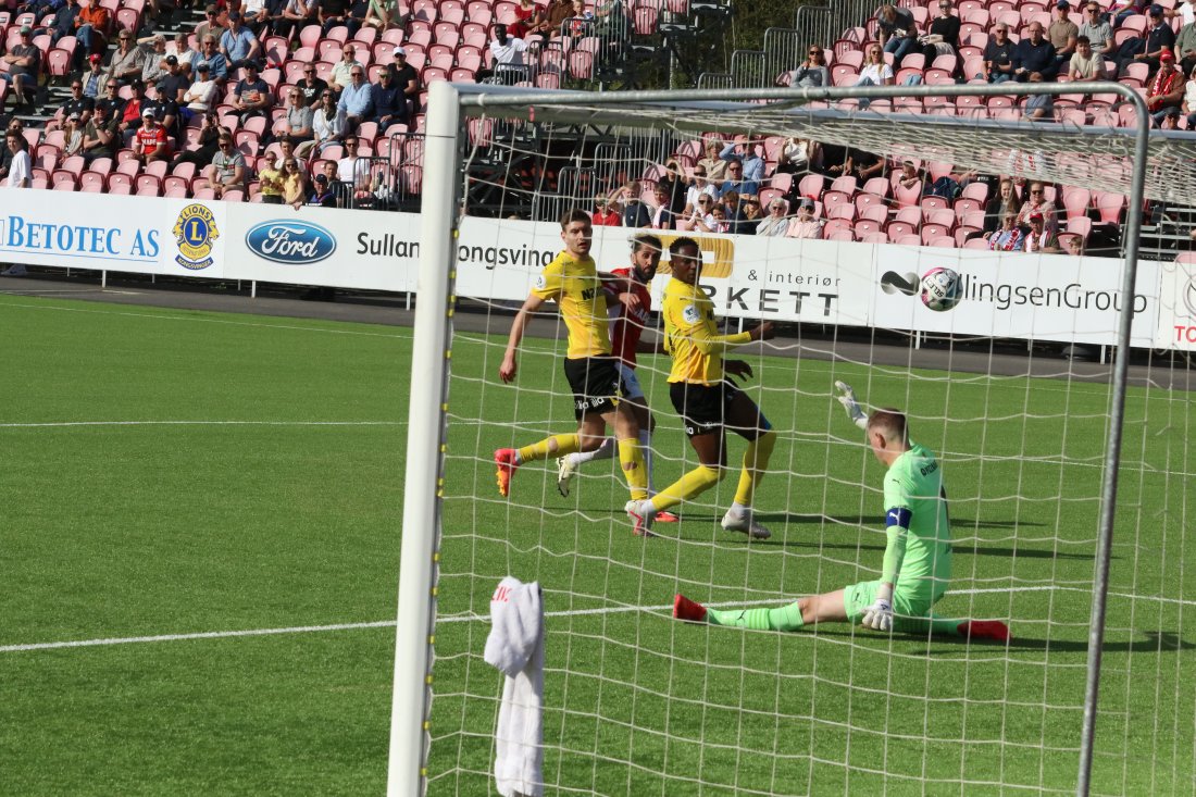 SÅ NÆR: Her stopper målvakten Güvens forsøk med en strålende redning med beinet.
