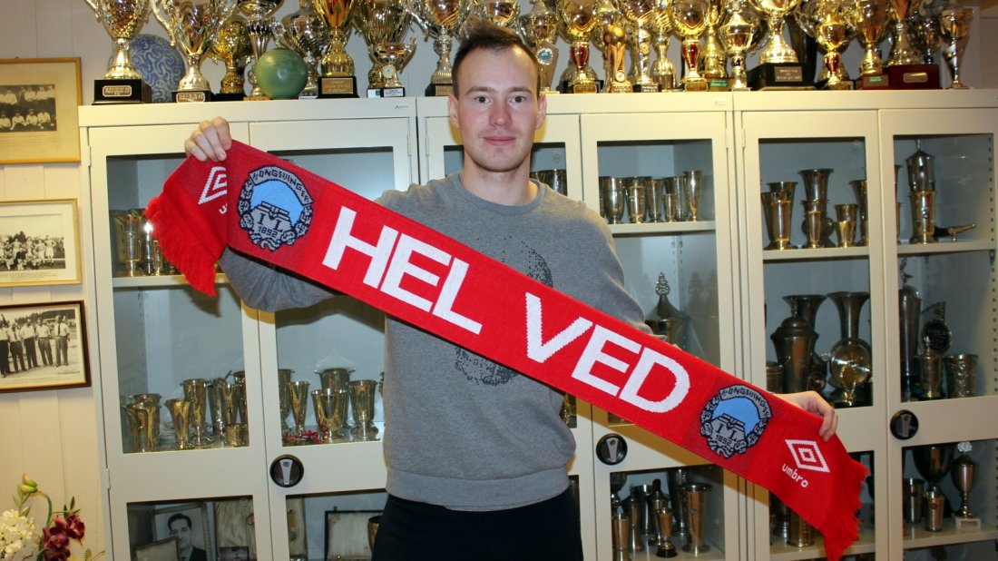 FØRSTE GANG: Her har Aleksey Gorodovoy akkurat signert for KIL første gang, tilbake i 2017.