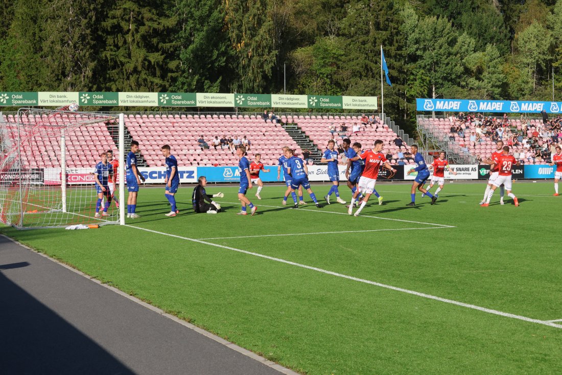 SCORING: Mads Sande dunket ballen forbi den blå muren og i nettet!