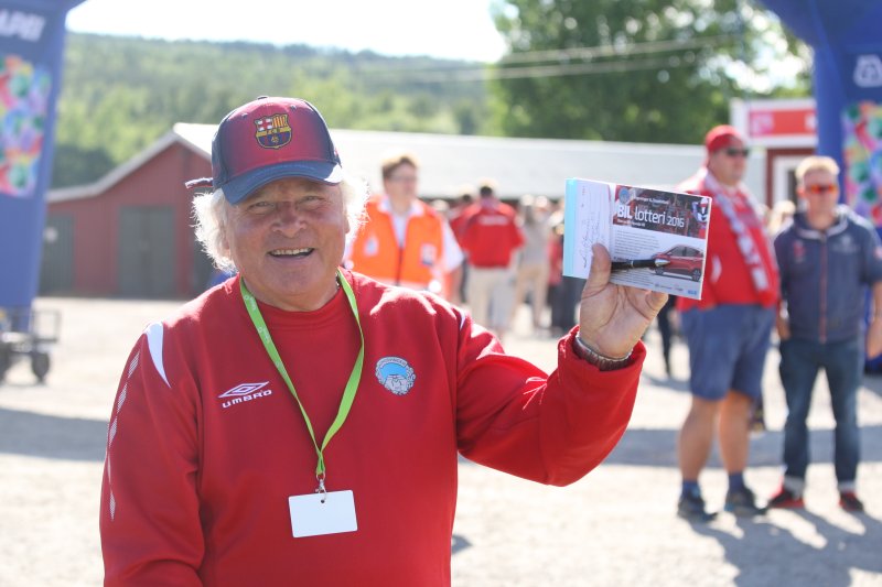 Ronald Sveløkken har solgt godt over 1000 lodd i årets billotteri.