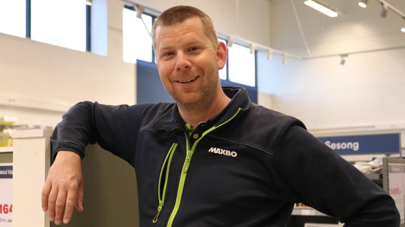 Godt gjort og HEL VED: Varehussjef Lars Nilsen ved Maxbo Kongsvinger er glad for å forsette samarbeidet med KIL.