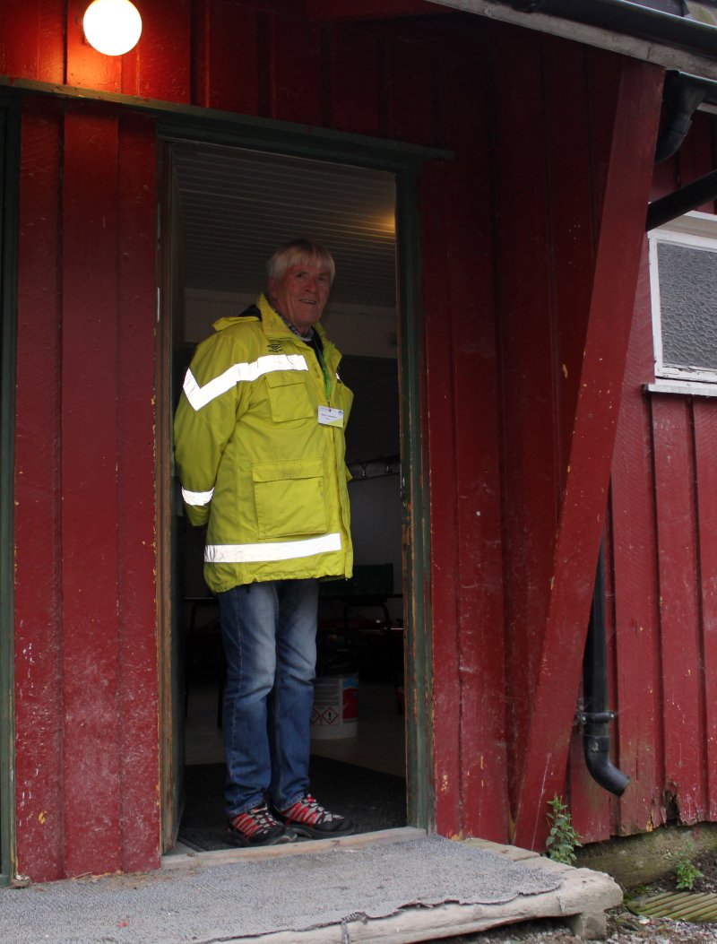 Bjørn Johansen foran den gamle hjemmegarderoben.