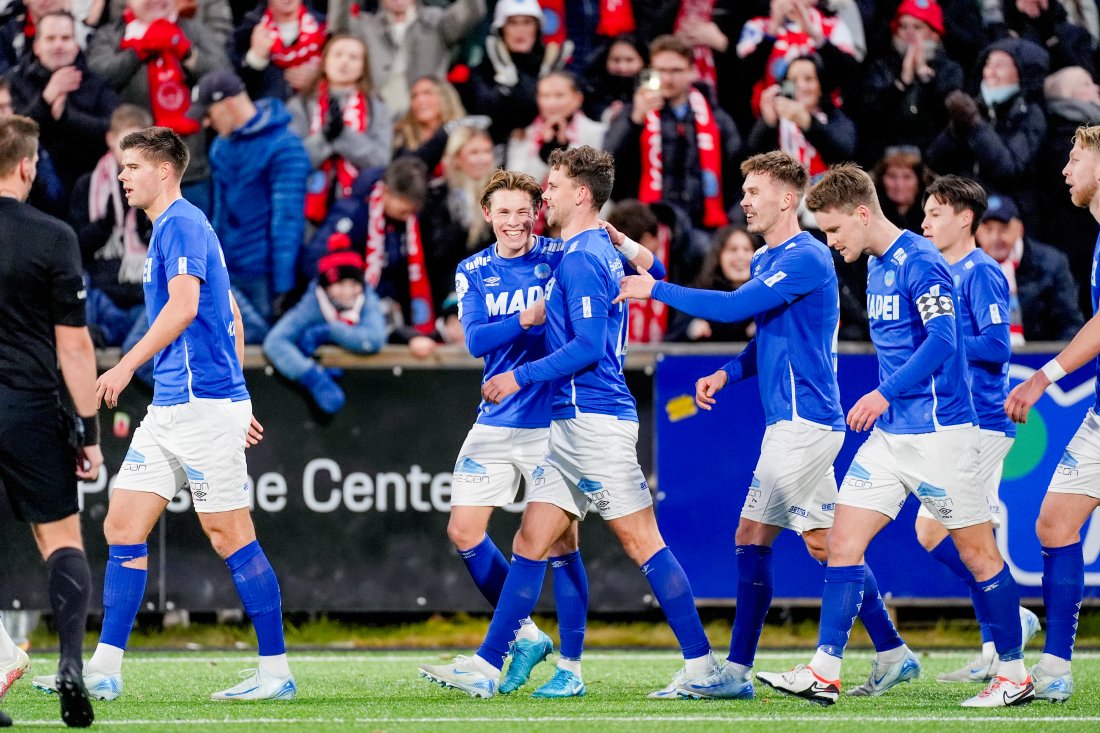 Oslo 20241117. Kongsvingers Daniel Lysgård blir gratulert etter 1-1 scoringen under kvalifiseringskampen til Eliteserien i fotball mellom Lyn og Kongsvinger. Kongsvinger er det mest rutinerte playoff-laget i norsk fotball. Foto: Terje Pedersen / NTB