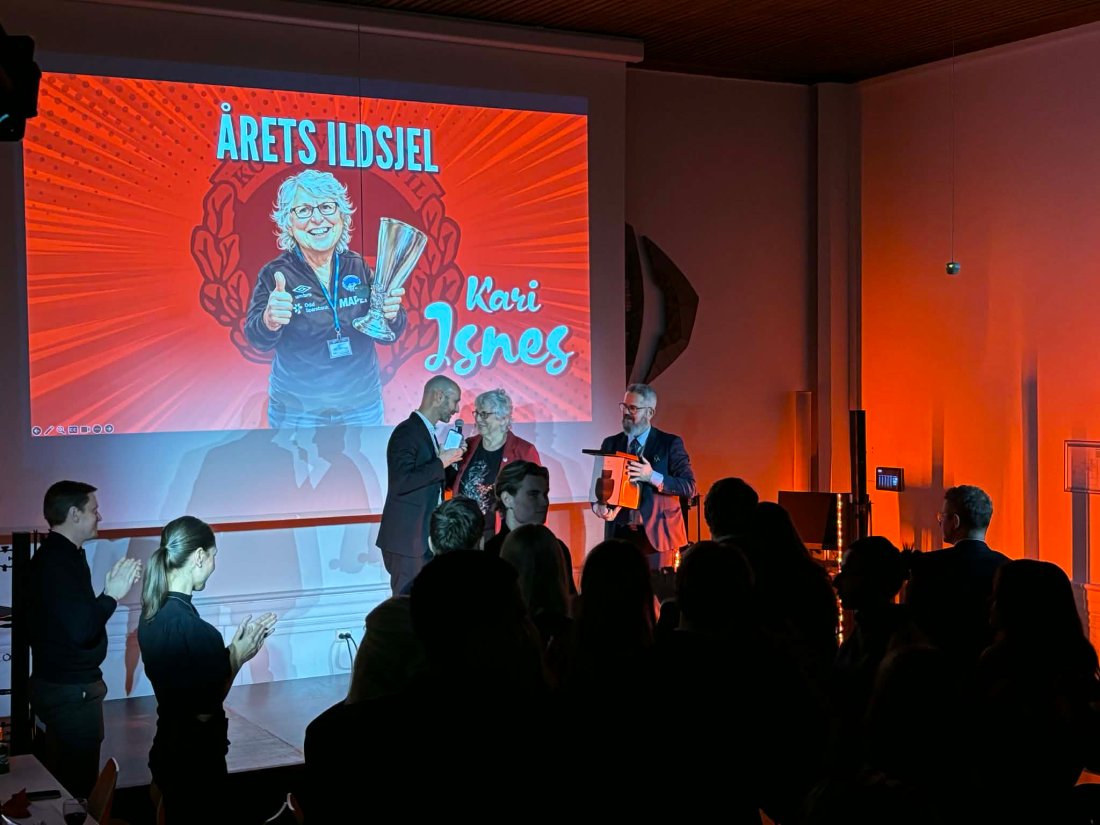 ÅRETS ILDSJEL: Hvert år hedrer vi en av klubbens trofaste og viktige frivillige. Til stående applaus fra hele salen mottok Kari Isnes sin velfortjente hyllest. 