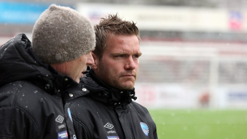 Hans-Erik Eriksen i samtale med keepertrener Svein Ystenes.