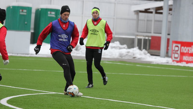 Adrian Ovlien og resten av gutta trener ute på Gjemselund.