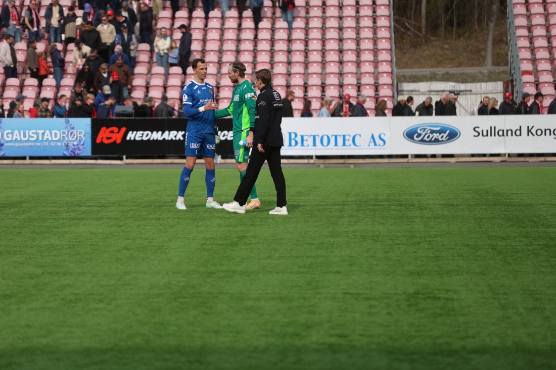 GOD BAKERST: Johan Wennberg var raskt ute og ga Aleksey Gorodovoi en god klem etter kampslutt. 