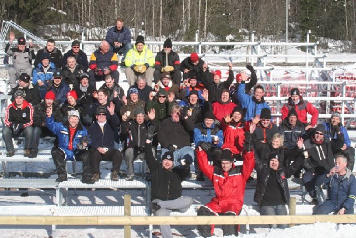 Den nye sittetribunen som ble klar i 2010 ble montert opp av frivillige.