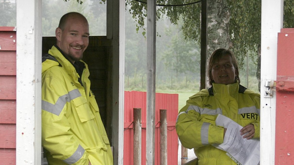 Vaktene tar godt imot publikum på Gjemselund.