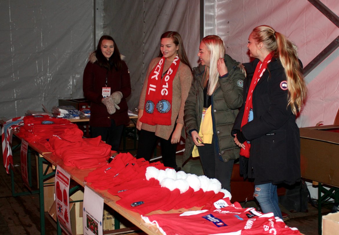 Russejentene stilte opp for å selge supporterutstyr på Kontraskjæret.